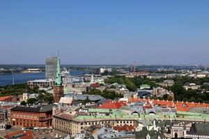 25 07 2023 riga Lettland. Riga, das Hauptstadt von Lettland, ist gelegen auf das Banken von das Daugava Fluss beim es ist Zusammenfluss mit das Golf von Riga. foto