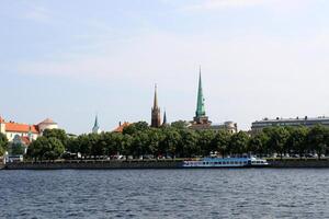 25 07 2023 riga Lettland. Riga, das Hauptstadt von Lettland, ist gelegen auf das Banken von das Daugava Fluss beim es ist Zusammenfluss mit das Golf von Riga. foto