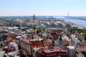 25 07 2023 riga Lettland. Riga, das Hauptstadt von Lettland, ist gelegen auf das Banken von das Daugava Fluss beim es ist Zusammenfluss mit das Golf von Riga. foto