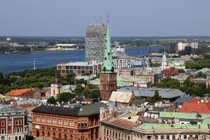 25 07 2023 riga Lettland. Riga, das Hauptstadt von Lettland, ist gelegen auf das Banken von das Daugava Fluss beim es ist Zusammenfluss mit das Golf von Riga. foto