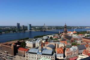 25 07 2023 riga Lettland. Riga, das Hauptstadt von Lettland, ist gelegen auf das Banken von das Daugava Fluss beim es ist Zusammenfluss mit das Golf von Riga. foto