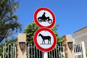 Straße Zeichen und gerichtet Zeichen auf Straßen im Israel. foto