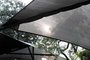 Überdachung zum Schutz von das heiß Sonne im ein Stadt Park. foto