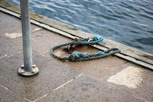 ein Seebrücke auf das Ufer zum Festmachen Boote und Yachten. foto