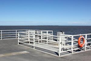 ein Seebrücke auf das Ufer zum Festmachen Boote und Yachten. foto