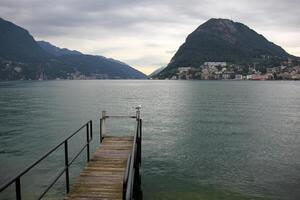 ein Seebrücke auf das Ufer zum Festmachen Boote und Yachten. foto