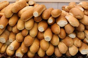 Brot und Bäckerei Produkte sind verkauft im ein Bäckerei im Israel. foto