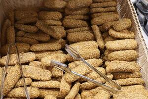 Brot und Bäckerei Produkte sind verkauft im ein Bäckerei im Israel. foto