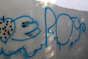 tel aviv Israel März 20, 2024. bunt Graffiti auf das Wände von Häuser im das Stadt von tel aviv. foto