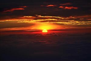 Foto atemberaubend Sonnenuntergang im das Abend