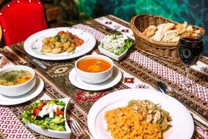 Tabelle einstellen mit Platten von Essen und Schalen von Suppe foto