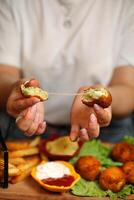 Person halten köstlich Scheibe von Pizza im ihr Hände foto