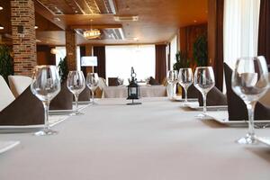 elegant Tabelle Rahmen mit Wein Brille und Platz die Einstellungen foto