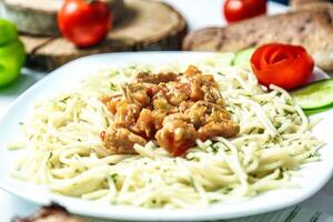 Weiß Teller mit Pasta und Fleisch foto