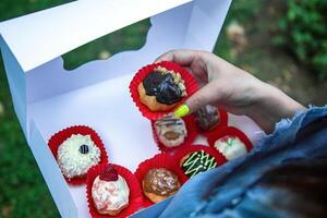 Person halten ein Box von Donuts foto