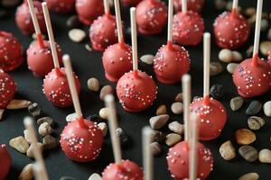 Nahansicht von ein Tablett von bunt Kuchen Pops foto