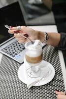 Frau Sitzung beim Tabelle mit Tasse von Kaffee foto