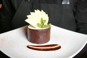 Teller mit Schokolade Kuchen und Beeren foto