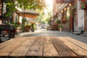 hölzern Tabelle auf verwischen Cafe, Kaffee Geschäft, Straße, Straße Cafe, Terrasse, Hintergrund. leeren Raum zum Ihre Produkt. foto