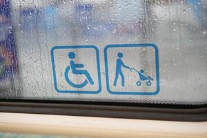 Behinderung Zeichen auf das Tür von ein U-Bahn Auto foto