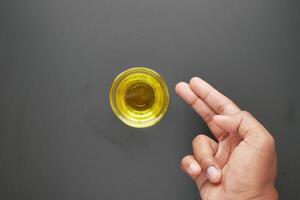 Nahansicht von Hand mit Olive Öl foto