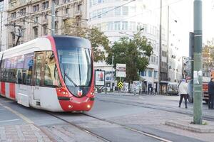 Truthahn Istanbul 1 Juni 2023. t1 Straßenbahn beim Eminonu mit Menschen Kreuzung das Straße foto