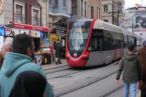 Truthahn Istanbul 1 Juni 2023. t1 Straßenbahn beim Eminonu mit Menschen Kreuzung das Straße foto