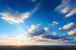 Blau Himmel mit Weiß Wolke Hintergrund. Sonnenuntergang Himmel Über riesig Landschaft. foto