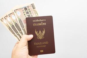 thailändisch Reisepass und Japan Geld zum Reise auf isoliert Hintergrund mit Kopieren Raum. thailändisch Menschen bereit zum Ferien zu Japan. foto