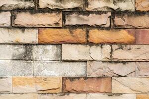 alt und gebrochen Backstein Mauer. schmutzig Backstein Mauer Textur Hintergrund. schmutzig Mauerwerk oder Mauerwerk Bodenbelag Innere Felsen alt Muster. foto