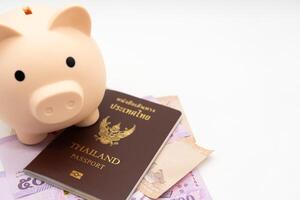 Schweinchen Bank, thailändisch Reisepass und thailändisch Geld zum Reise auf isoliert Hintergrund. thailändisch Menschen bereit zum Ferien zu Japan. Reise Fonds. Speichern zum Urlaub. foto