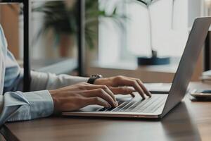 Geschäftsmann Hand Tippen auf Laptop Computer, Arbeiten im modern Büro Innere foto