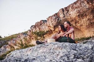 träumende Stimmung. Zwei Personen sitzen auf dem Felsen und beobachten die wunderschöne Natur