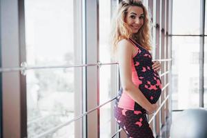 das Konzept einer schwangeren Frau Sport und Fitness und führt einen gesunden Lebensstil im Fitnessstudio