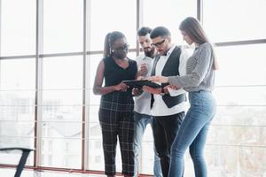 junge Geschäftsleute diskutieren bei einem Meeting im Büro gemeinsam über neue kreative Ideen foto