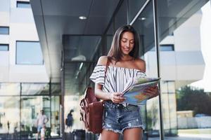 das mädchen reist mit rucksack in die städte europas foto