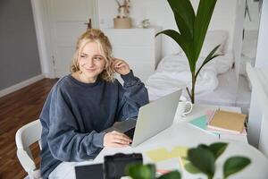 Porträt von Frau Sitzung beim Schreibtisch mit Laptop, Aufzeichnung von Sie selber auf Laptop, Herstellung Lebensstil zum Sozial Medien Konto foto