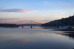 Brücke beim Sonnenuntergang. schön Landschaft. foto