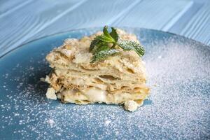 das Napoleon Kuchen im ein Teller auf ein Tisch. foto