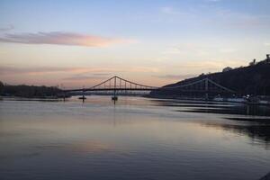 Brücke beim Sonnenuntergang. schön Landschaft. foto