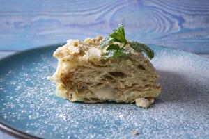 das Napoleon Kuchen im ein Teller auf ein Tisch. foto