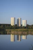 Aussicht von Fluss im Stadt. foto