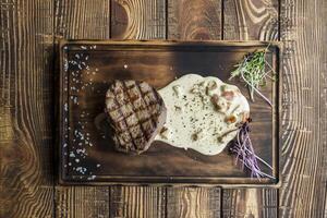 gegrillt Fleisch mit Gewürze und Soße auf ein hölzern Tisch. foto