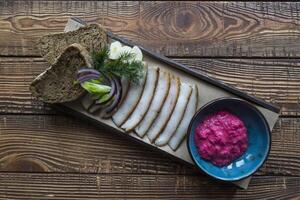 das geschnitten Schmalz mit Brot und Gewürze. foto