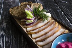 das geschnitten Schmalz mit Brot und Gewürze. foto