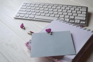 Computer Tastatur und Notizbuch mit leeren Blatt. modern Arbeitsplatz. foto