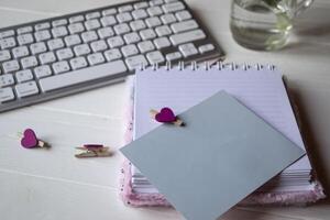 Computer Tastatur und Notizbuch mit leeren Blatt. modern Arbeitsplatz. foto