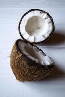 Kokosnuss auf ein Weiß hölzern Hintergrund. foto