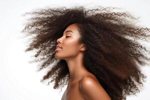 Nahansicht von schön schwarz afrikanisch amerikanisch jung weiblich Modell- Frau zittern ihr schön afro Haar im Bewegung. Anzeige zum Shampoo Conditioner Haar Produkte. isoliert auf Weiß Hintergrund foto