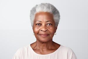 Nahansicht Porträt von ein Senior alt schwarz afrikanisch amerikanisch Frau mit grau Haar, Studio Foto, isoliert auf Weiß Hintergrund foto